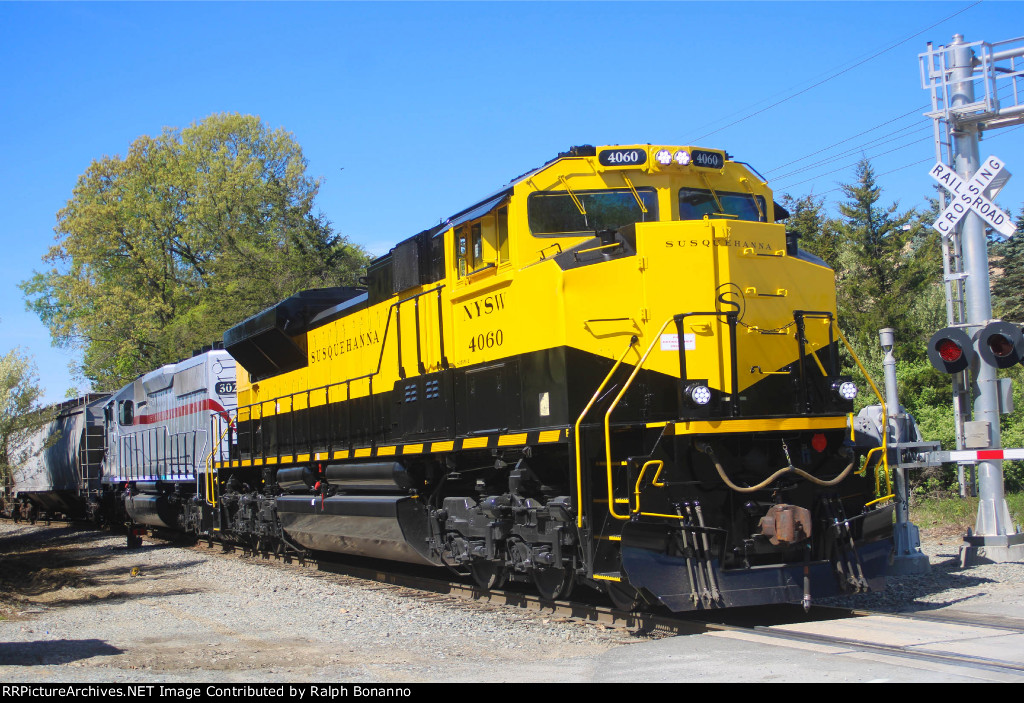 SD70M-2  4060 shoves cars into a siding at Demerest Road